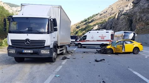 Erzincan da otomobil park halindeki kamyona çarptı 2 ölü 2 yaralı