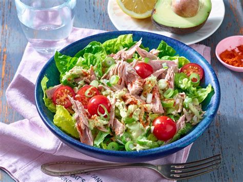 Unser Thunfisch Avocado Salat ist einfach gemacht und überzeugend