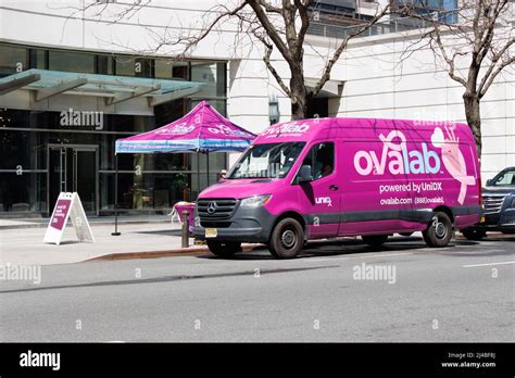 Une Camionnette Et Une Tente Trottoir D Ovalab Une Clinique Mobile De