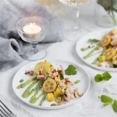 Ceviche P Handskalade R Kor Med Mango Chili Kumquats Och Avokadokr M