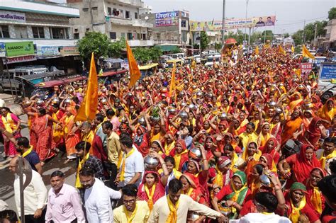 सिर पर कलश और हाथों में भगवा ध्वज लेकर शहर में निकले हजारों परशुराम