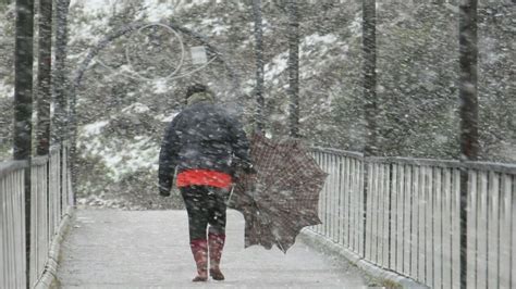 La nieve tiñe de blanco el Bierzo y obliga a cortar varias carreteras