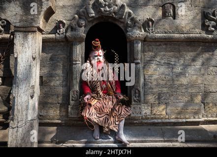 Un Santo Hind O Sadhu Realiza Rituales En Las Instalaciones Del Templo