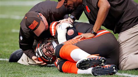 Injury ends Cleveland Browns tackle Joe Thomas' snap streak at 10,363 ...