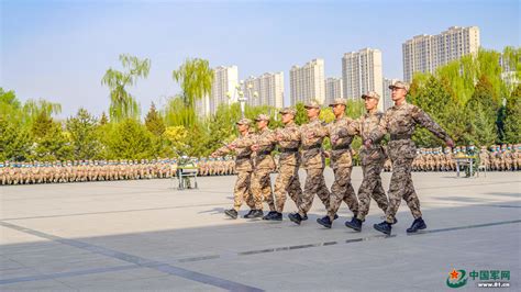 新兵“初长成”！直击武警新兵队列会操现场 中国军网