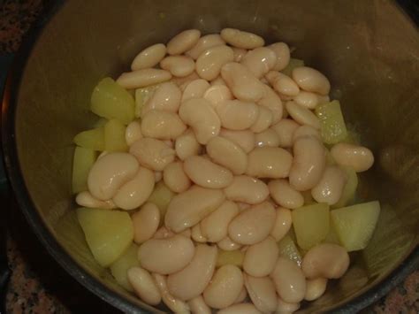 Scharfe Koteletts Mit Weissen Riesen Bohnen Und Kartoffeln In