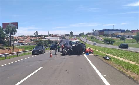 Motorista fica ferido após perder controle da direção e capotar carro