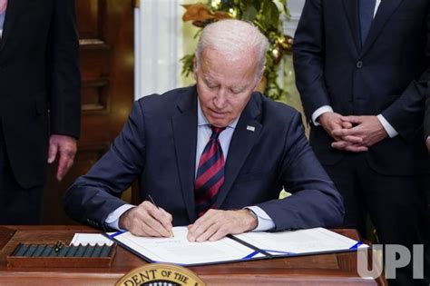 Photo President Biden Signs Hjres100 To Avert A Nationwide Rail