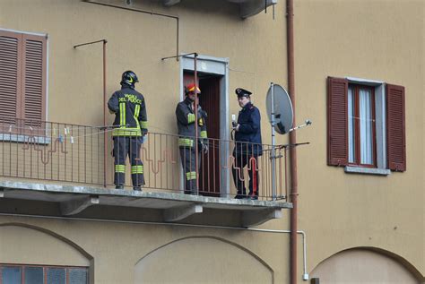 Caslino D Erba Perde L Equilibrio Mentre Apre L Imposta Cade E Muore