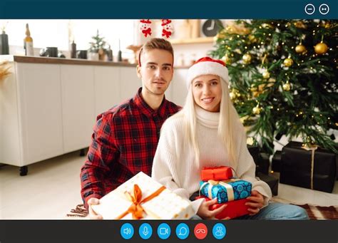 Captura De Pantalla Retrato Sonriente Pareja Con Regalo De Navidad