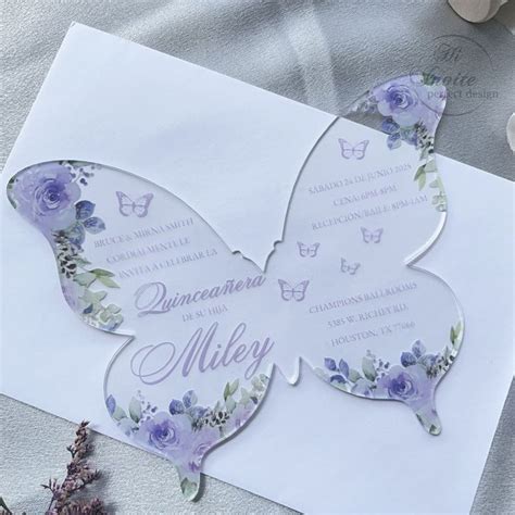 Invitación española de Quinceañera acrílica de mariposa floral de