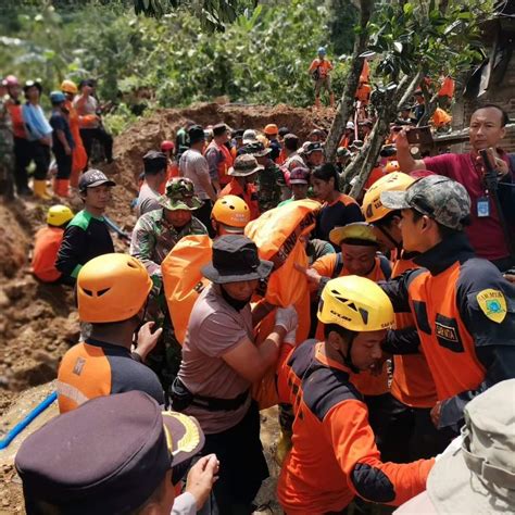 Tebing Setinggi Meter Longsor Timbun Rumah Warga Tiga Korban