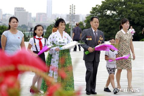 카메라에 담긴 북한 풍경 `선군절 62주년` 만수대언덕 찾은 평양 시민들 Zum 뉴스