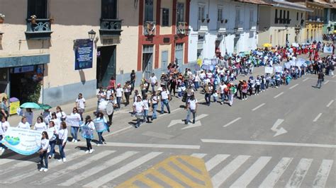 En Cajamarca más de 700 escolares y estudiantes salen a las calles