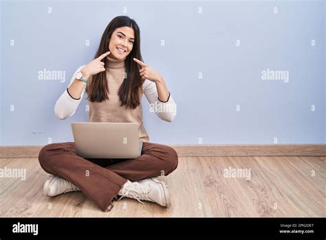 Mujer Morena Joven Que Trabaja Usando La Computadora Port Til Que Se