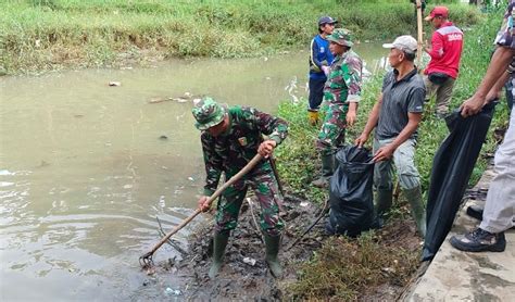 Kodim Pangandaran Mengadakan Giat Karya Bakti Pembersihan Saluran