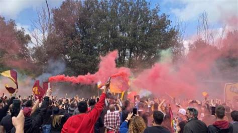 Trigoria La Carica Dei Tifosi Prima Della Partenza Per Manchester Video