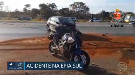 Vídeo Acidente Entre Carro Moto E Caminhão Deixa Duas Pessoas Feridas