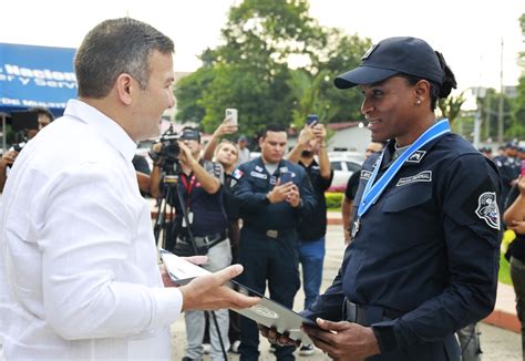 Policía Nacional condecora a Atheyna Bylon por obtener medalla de plata