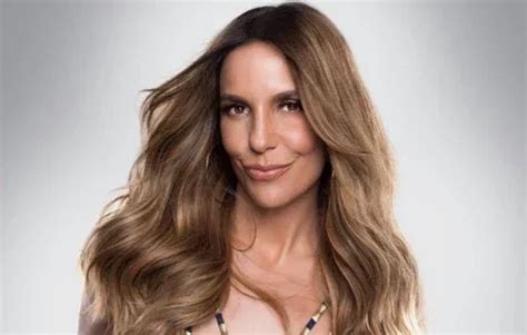 Ivete Sangalo mostra corpo perfeito em clique raro de biquíni