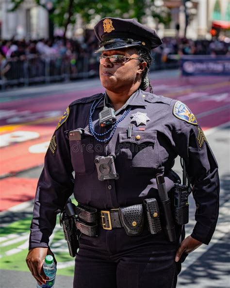 Gay Pride Parade En San Francisco La Mujer De La Policía Patrulla Desfile Foto editorial