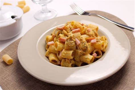 Mezzi Rigatoni Con Crema Di Zucchine Philadelphia E Prosciutto Cotto