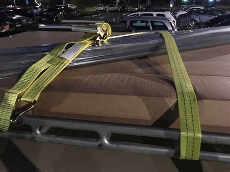 Крепление груза на багажнике автомобиля стяжными ремнями ...