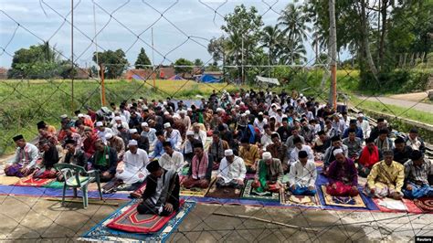 Warga Cianjur Salat Di Luar Ruangan Setelah Gempa Mematikan Suaraindo Id