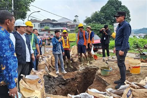 Bima Arya Semprot PT KAI Buntut Tebing Longsor Di Jalan Raya Batutulis