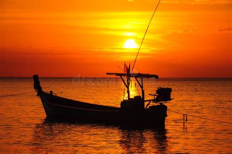 Boot Bei Strand Und Sonnenuntergang Stockbild Bild Von Nave Morgen