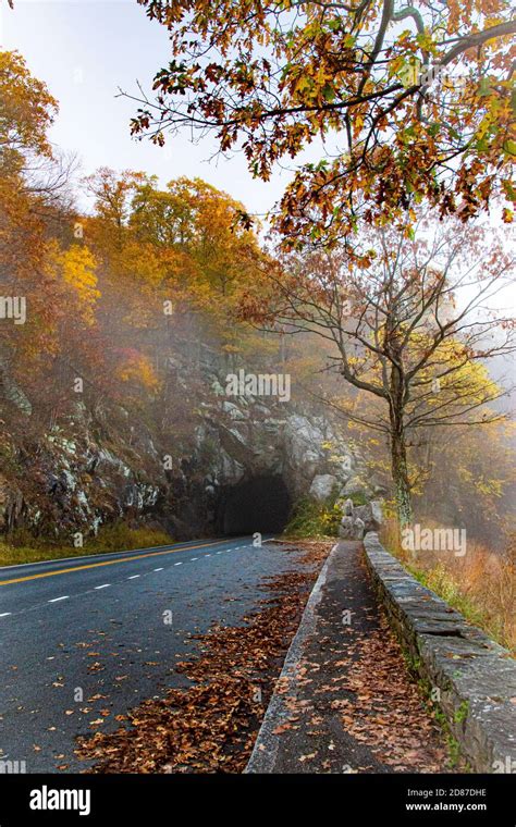 Blue Ridge Mountains Virginia Road Hi Res Stock Photography And Images