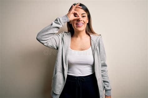 Joven Y Hermosa Deportista De Brunette Con Entrenamiento De Deportistas Sobre Fondo Blanco