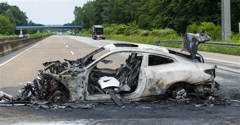 Auto Brennt Nach Unfall Auf A Aus