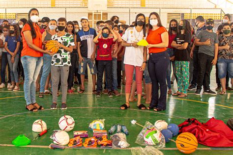 Prefeitura Realiza Entrega De Materiais Esportivos Aos Estudantes Da