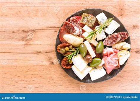 Prato Antipasti Italiano Variedade De Queijos Enchidos Servidos