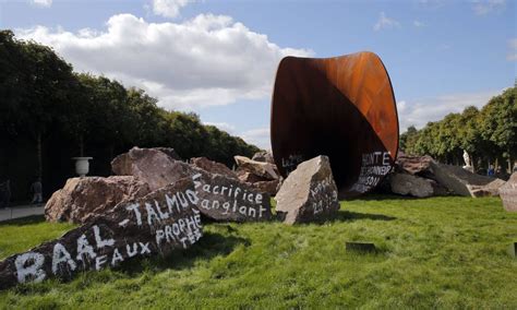Escultura de vagina é alvo de vandalismo antissemita em Versalhes Jornal O Globo