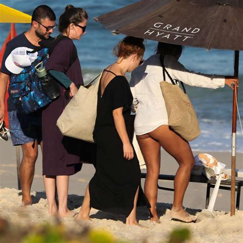 Thiaguinho E Carol Peixinho Curtem Praia Fernanda Souza E Eduarda