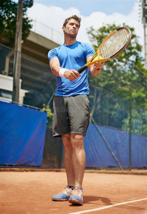 Confiado En El Hombre Y Servir En El Partido De Tenis Al Aire Libre Y