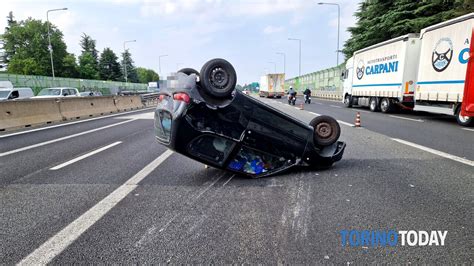 Incidente In Tangenziale A Rivoli Scontro Fra Tre Auto Una Ribaltata