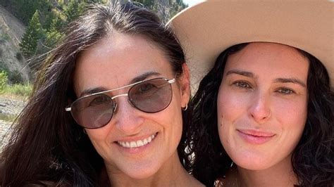 Demi Moore Posa Para Campanha Ao Lado Das Tr S Filhas