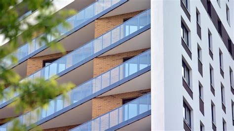 Un Edificio Con Un Letrero Azul Y Blanco Que Dice Prohibido Estacionar