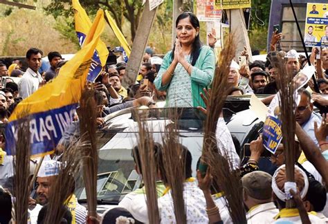 Kejriwals Wife Sunita Holds Inaugural Poll Roadshow The Tribune India