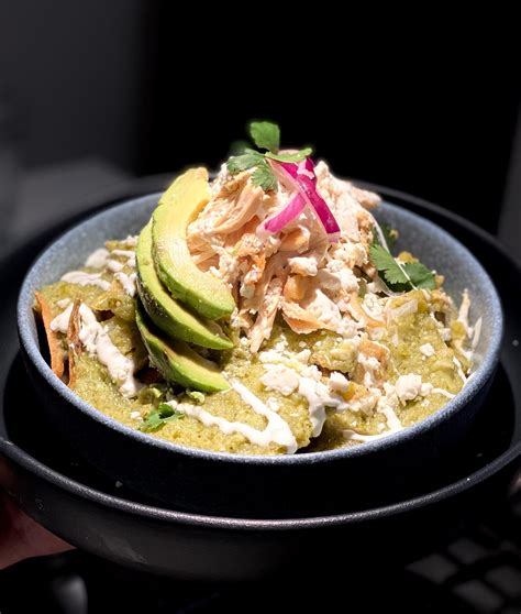 Majestuosos chilaquiles verdes con pollo y aguacate | by errique_c | Medium