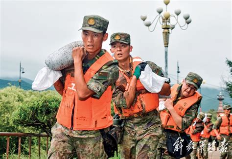 风雨同心 铁肩担当 解放军画报