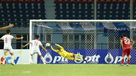 Sosok Ernando Ari Kiper Timnas Indonesia Gagal Eksekusi Penalti Shin