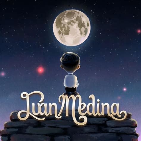 Un niño de estilo chibi latina tatiana sentado en una elegante tipografía JUAN MEDINA Foto Premium