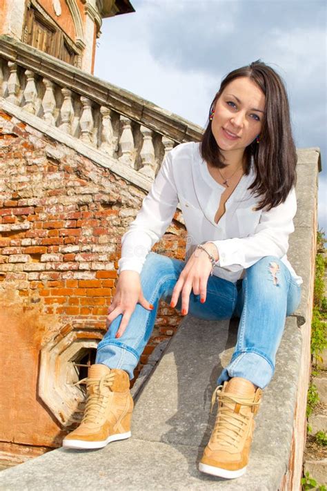 Femme S Asseyant Sur La Balustrade En Pierre D Escalier Photo Stock