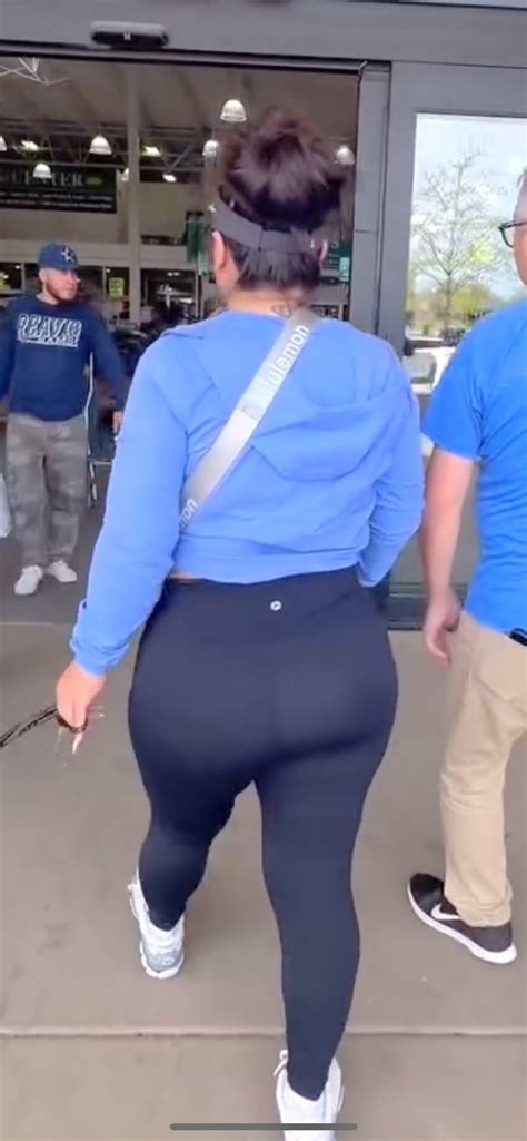 Huge Ass Latina MILF Pulls Up Leggings Entering Store OC Spandex Leggings Yoga Pants Forum