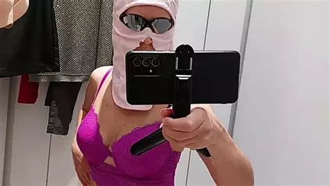 Une Milf Coquine Et Sexy Essaye Des V Tements Nus Une Chatte Latina Poilue Essaye Des V Tements