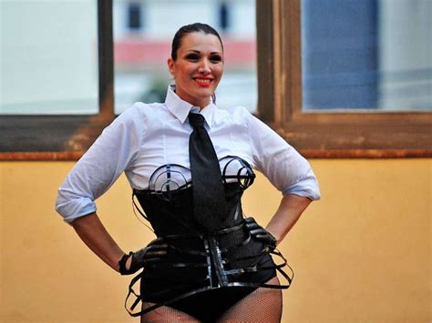 Modelos Plus Size Apresentam Novidades Em Moda Praia E Lingerie